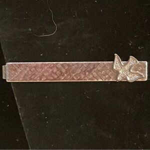 LIKE NEW silver tone diamond etched rectangular tie bar/tie clip w/3D dove
